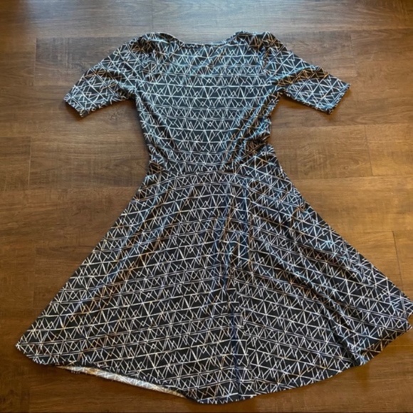 LuLaRoe M Abstract Dress. - Picture 8 of 8